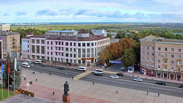 В Брянске украинский дрон упал на парковку торгового центра